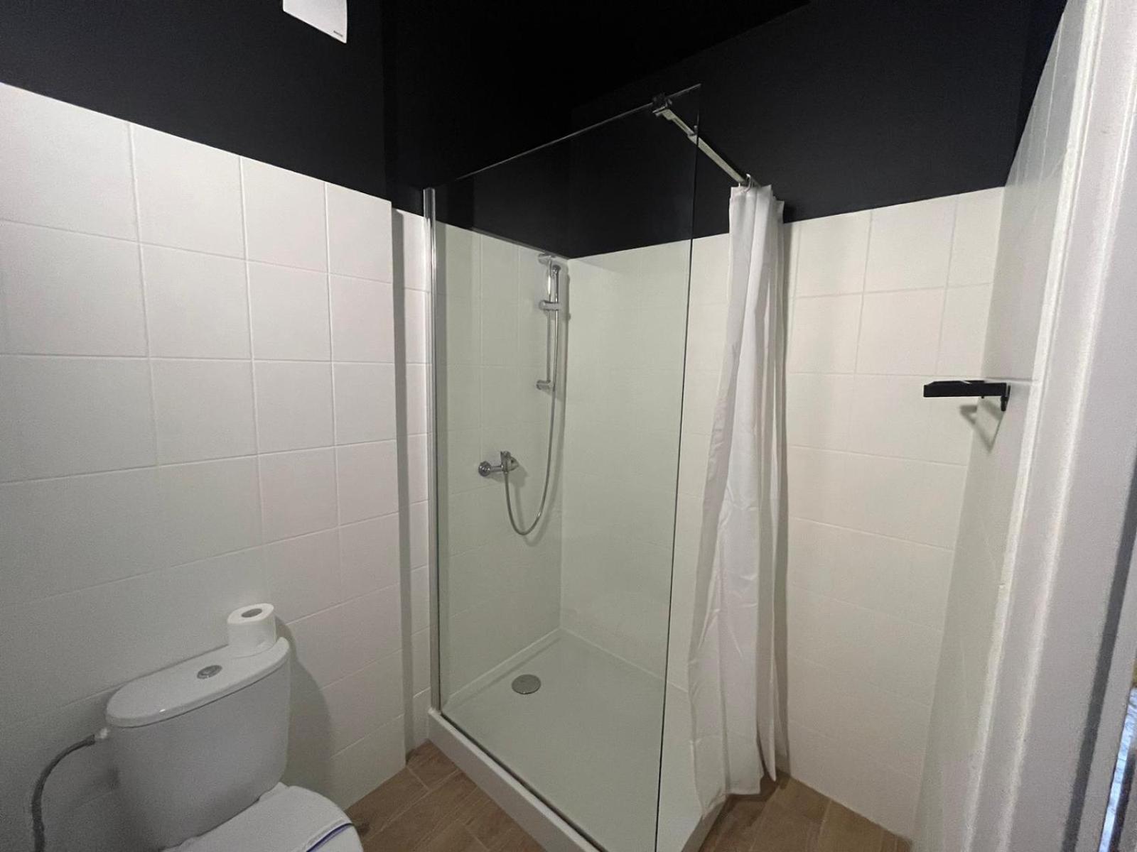 Grey Z Lazienka , Darmowy Parking, Zameldowanie Bezobslugowe Hostel *